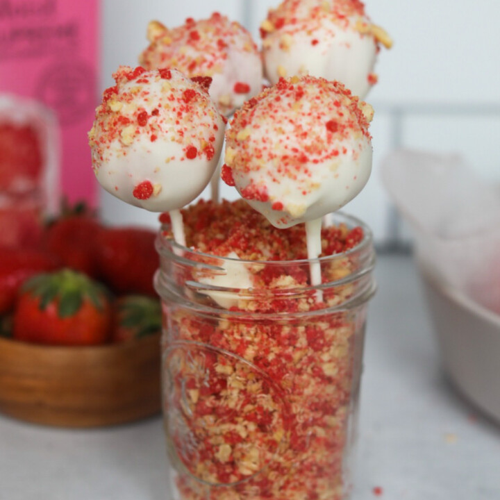 Easy Strawberry Cake Pops with Crunch Topping Seasoned to Taste